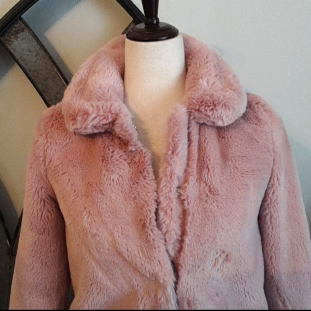 H&M Teddy Luxurious Jacket in Dusty Pink Faux Fur with Snap Front Clousure.